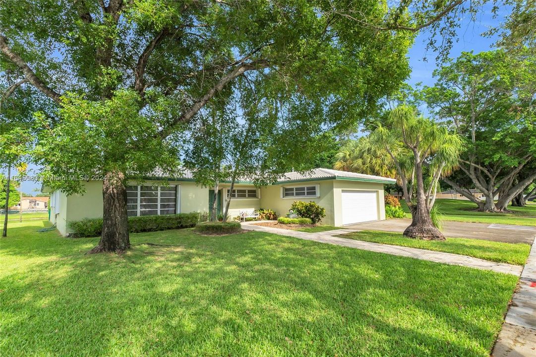 Active With Contract: $850,000 (4 beds, 3 baths, 2635 Square Feet)