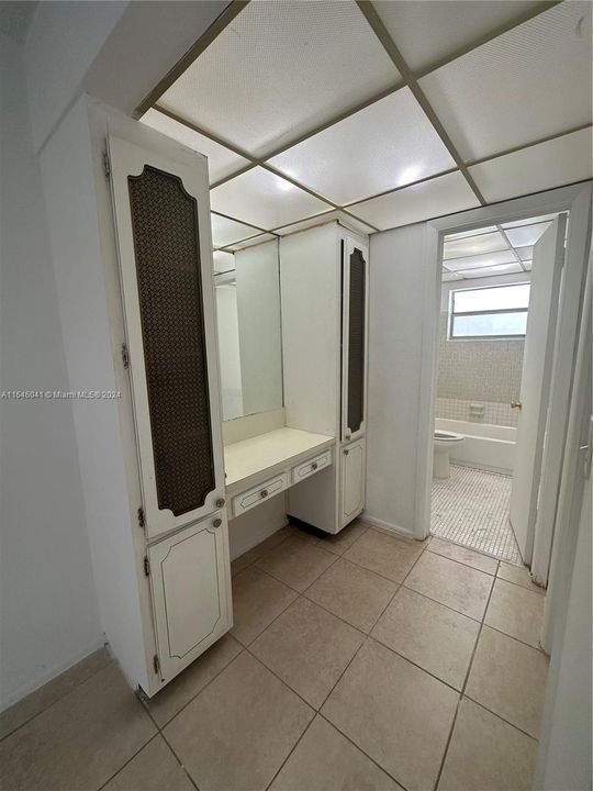 Active With Contract: $1,700 (2 beds, 2 baths, 950 Square Feet)