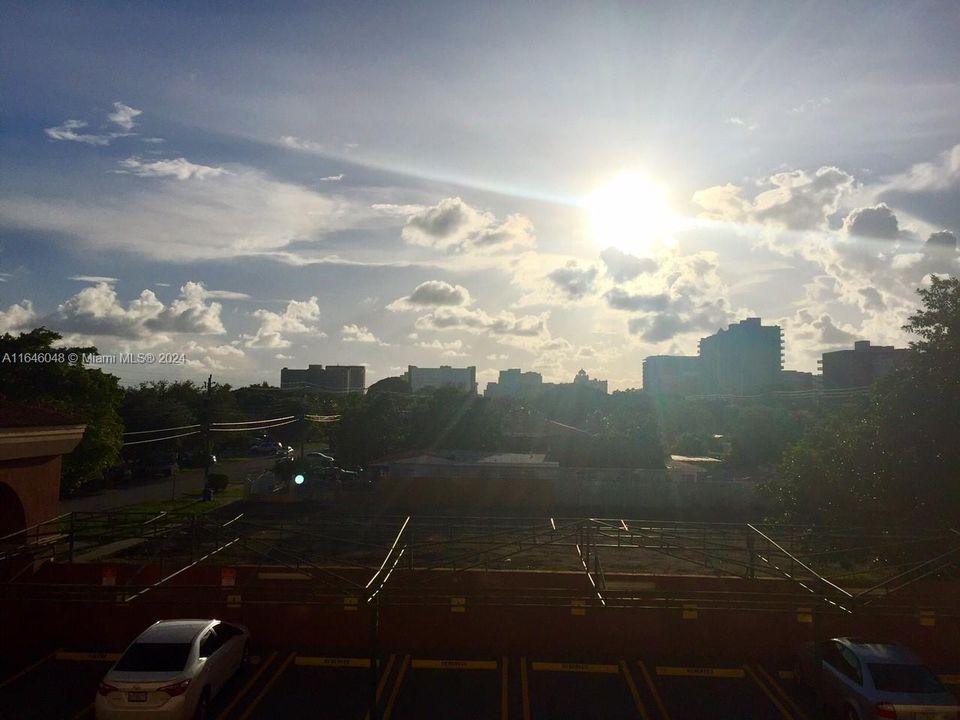 For Sale: $387,000 (2 beds, 2 baths, 897 Square Feet)