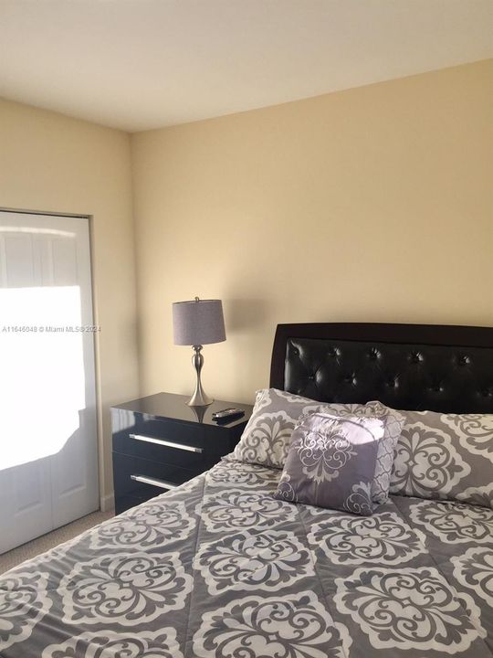 For Sale: $387,000 (2 beds, 2 baths, 897 Square Feet)