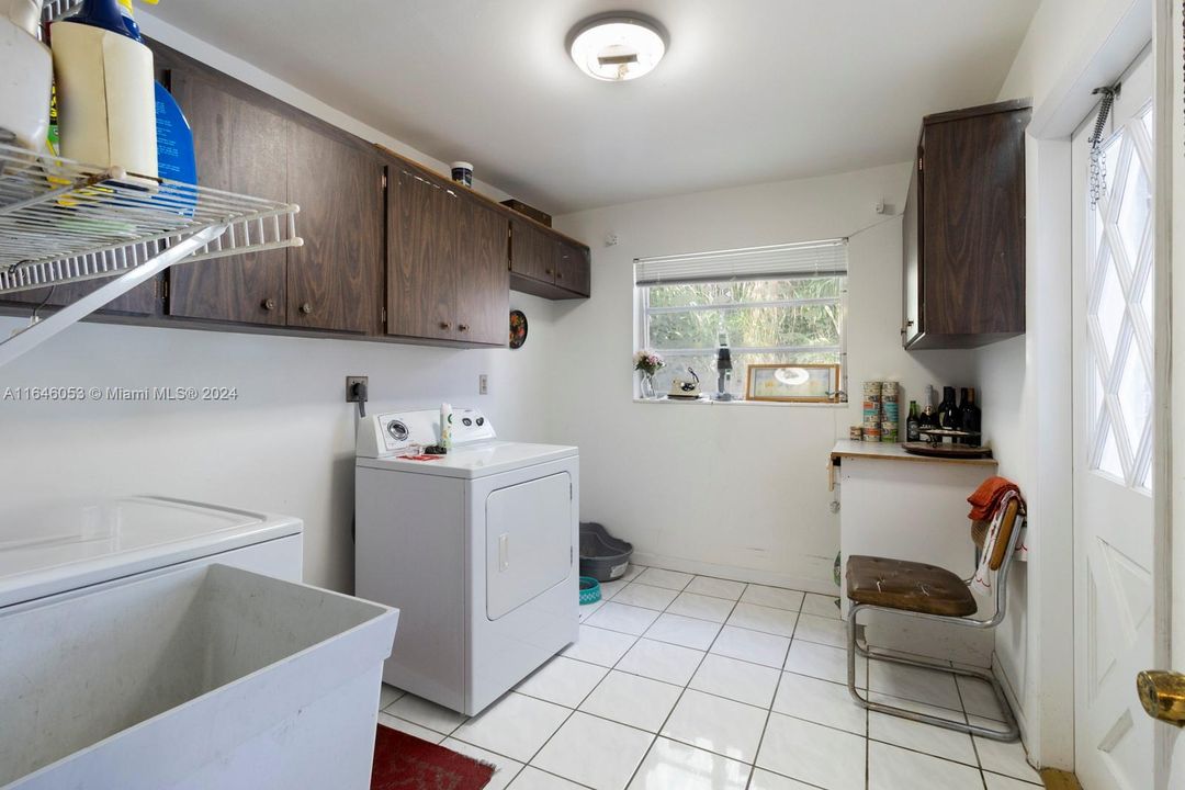 Recently Sold: $1,249,000 (5 beds, 3 baths, 2980 Square Feet)