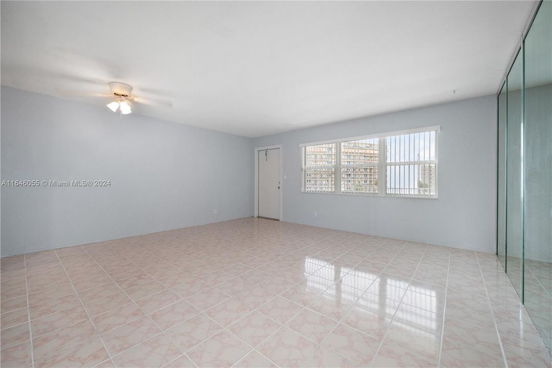 Active With Contract: $1,695 (1 beds, 1 baths, 662 Square Feet)