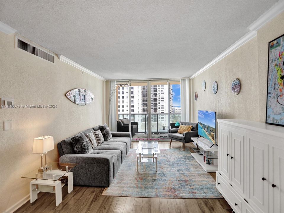 Active With Contract: $4,000 (1 beds, 1 baths, 745 Square Feet)