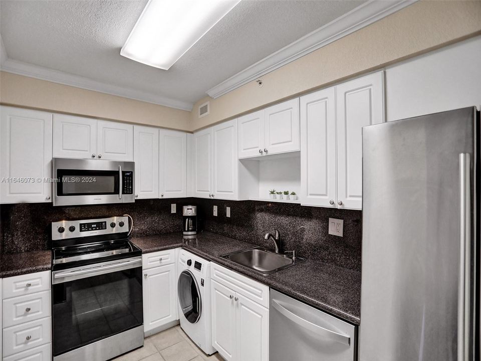 Active With Contract: $4,000 (1 beds, 1 baths, 745 Square Feet)