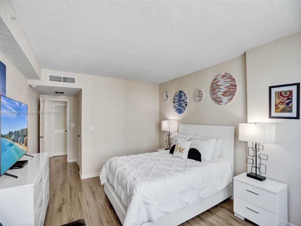 Active With Contract: $4,000 (1 beds, 1 baths, 745 Square Feet)