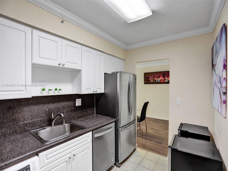 Active With Contract: $4,000 (1 beds, 1 baths, 745 Square Feet)