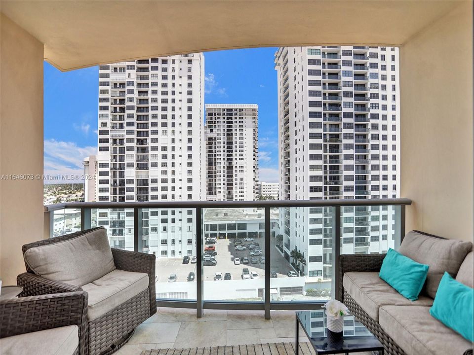 Active With Contract: $4,000 (1 beds, 1 baths, 745 Square Feet)