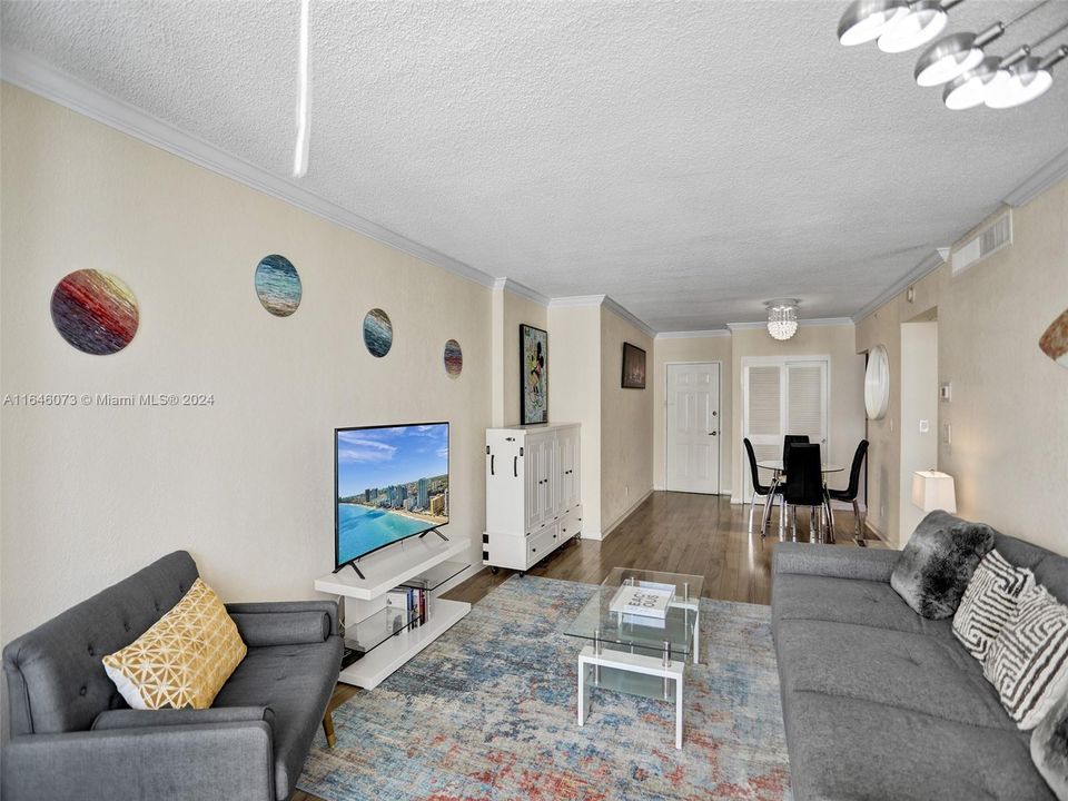 Active With Contract: $4,000 (1 beds, 1 baths, 745 Square Feet)