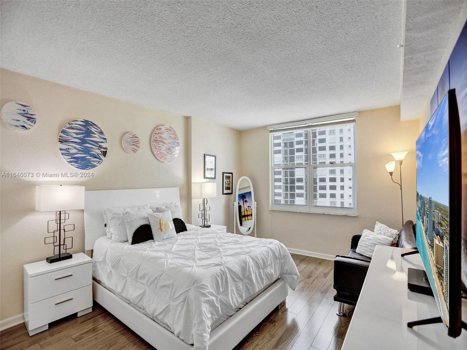 Active With Contract: $4,000 (1 beds, 1 baths, 745 Square Feet)