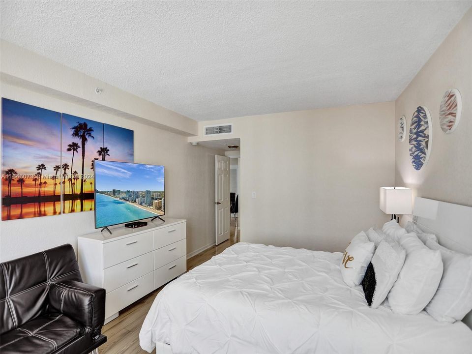 Active With Contract: $4,000 (1 beds, 1 baths, 745 Square Feet)