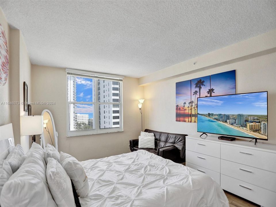 Active With Contract: $4,000 (1 beds, 1 baths, 745 Square Feet)