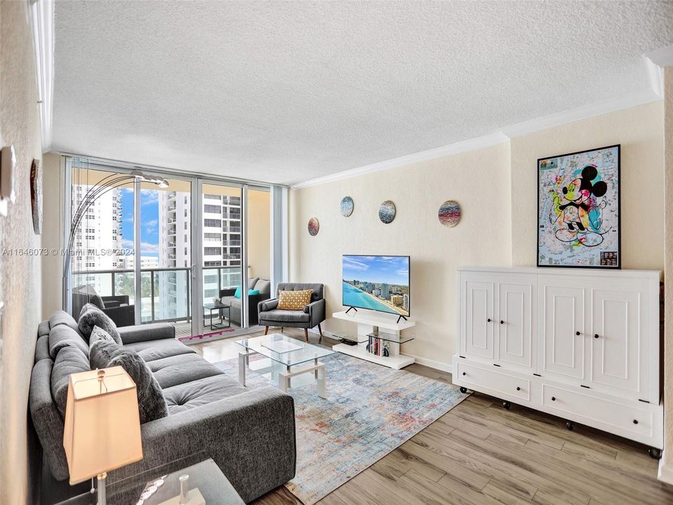 Active With Contract: $4,000 (1 beds, 1 baths, 745 Square Feet)