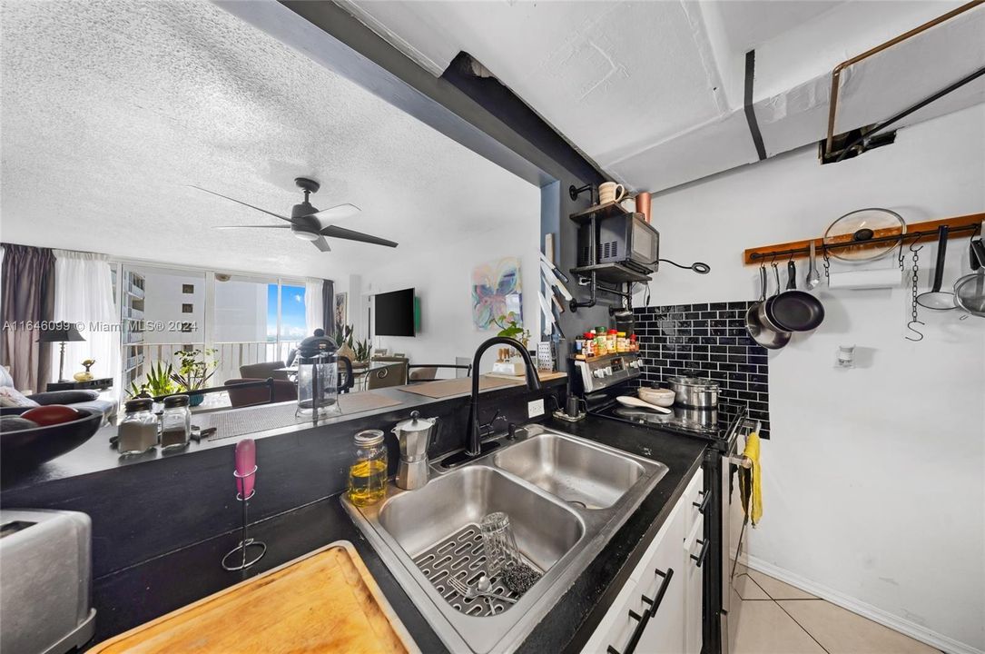 For Sale: $439,000 (2 beds, 2 baths, 1030 Square Feet)