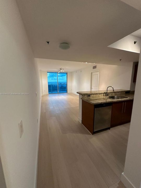 Active With Contract: $2,900 (2 beds, 2 baths, 1271 Square Feet)