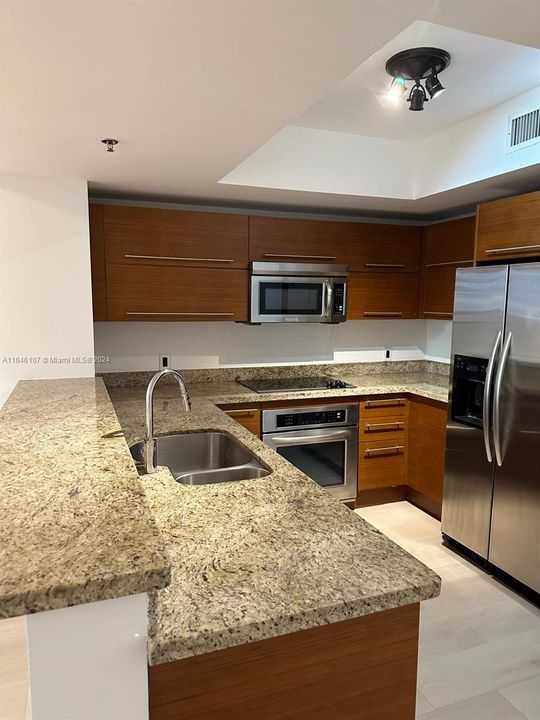 Active With Contract: $2,900 (2 beds, 2 baths, 1271 Square Feet)