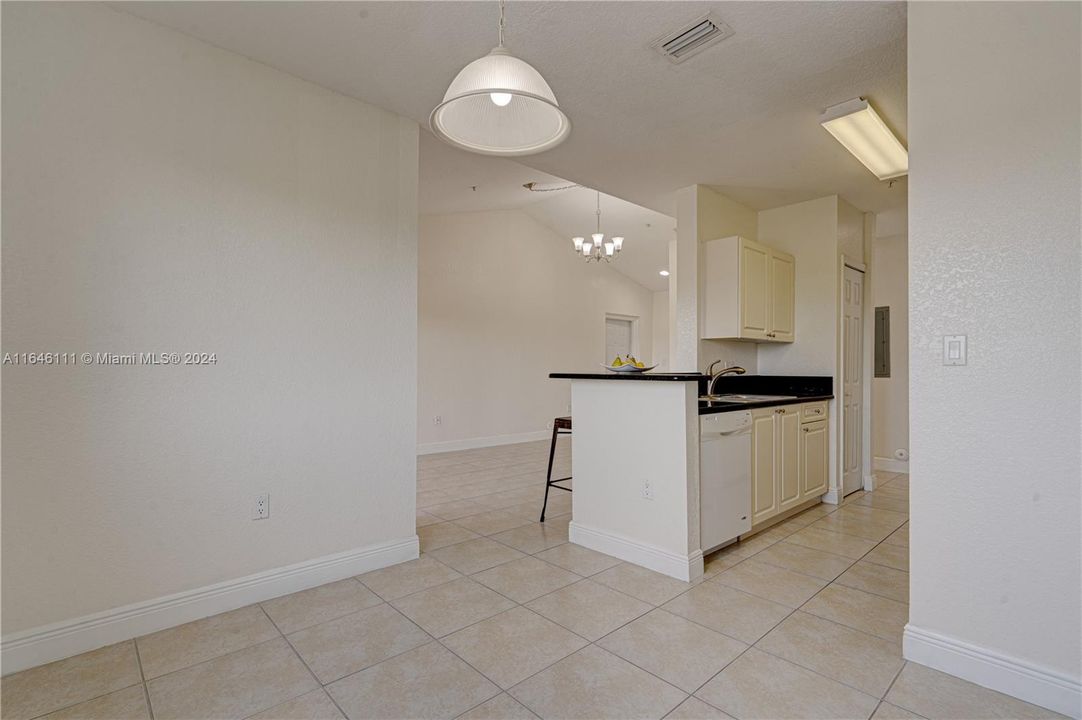 For Sale: $290,000 (2 beds, 2 baths, 991 Square Feet)