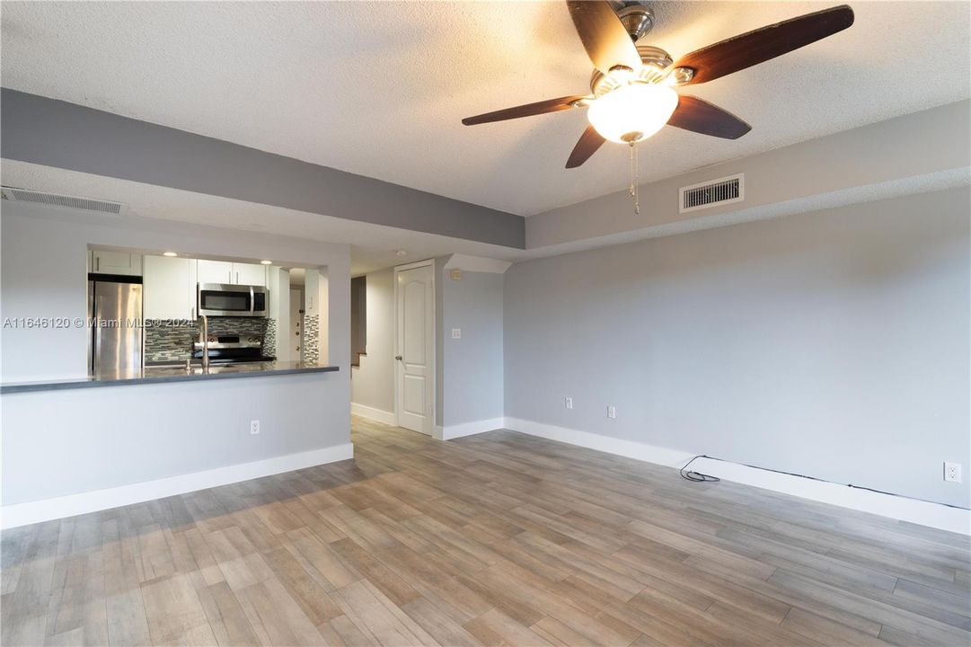 Active With Contract: $2,250 (2 beds, 1 baths, 1114 Square Feet)