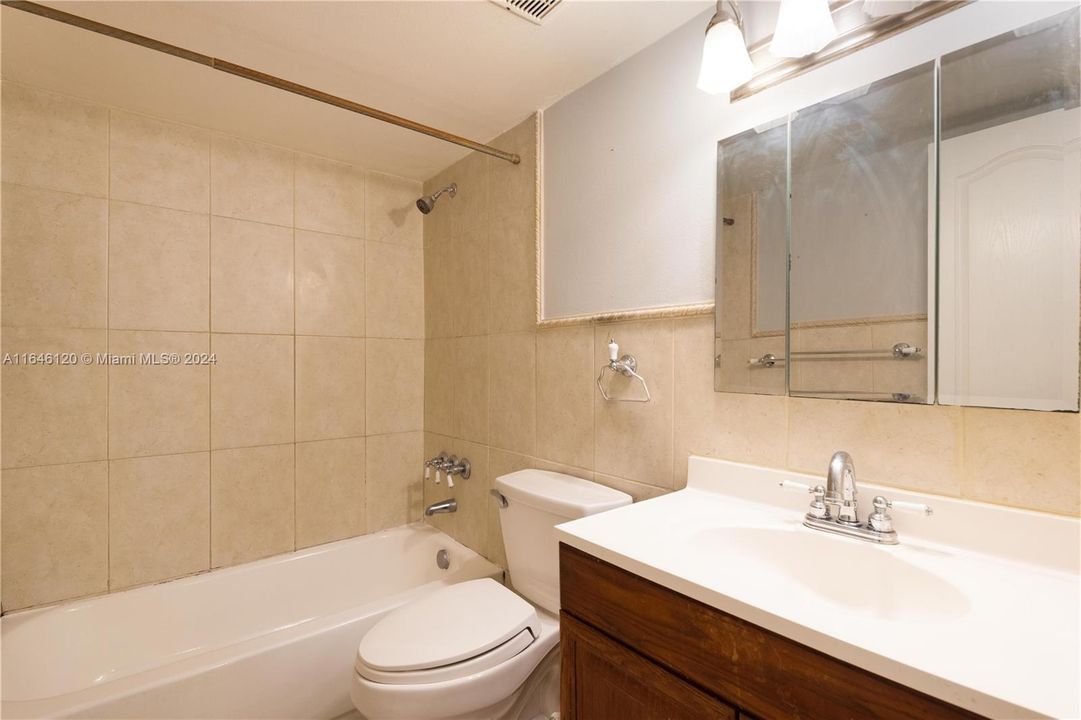 Active With Contract: $2,250 (2 beds, 1 baths, 1114 Square Feet)