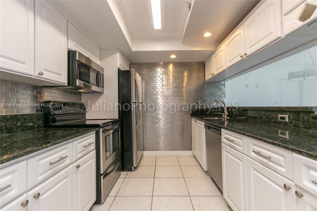 For Sale: $445,000 (2 beds, 2 baths, 1030 Square Feet)