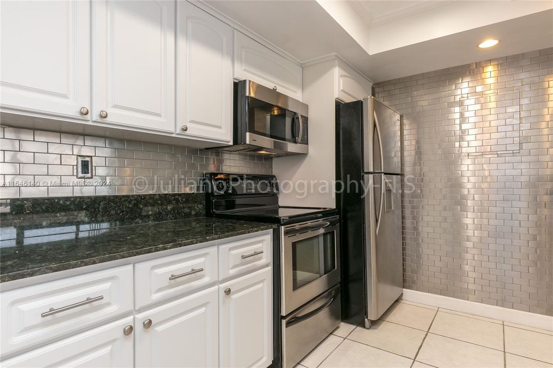 For Sale: $445,000 (2 beds, 2 baths, 1030 Square Feet)