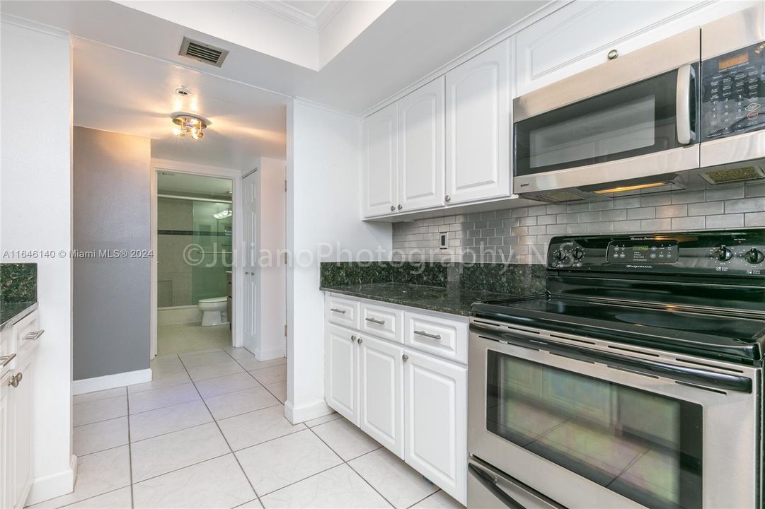 For Sale: $445,000 (2 beds, 2 baths, 1030 Square Feet)