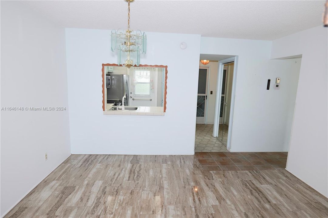 Active With Contract: $1,650 (2 beds, 2 baths, 960 Square Feet)