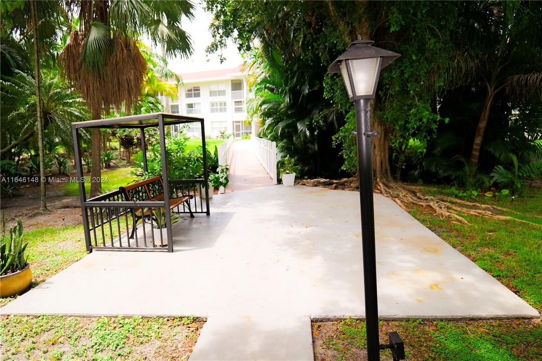 Active With Contract: $1,650 (2 beds, 2 baths, 960 Square Feet)