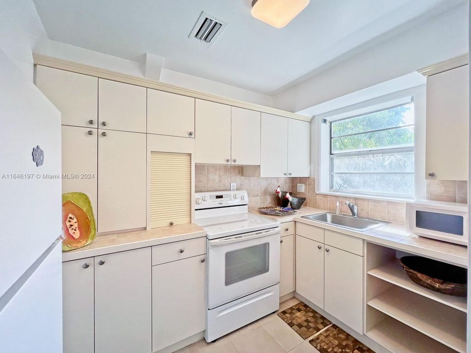 Active With Contract: $2,000 (1 beds, 1 baths, 665 Square Feet)