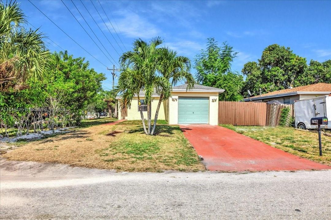 Recently Sold: $429,000 (4 beds, 2 baths, 1445 Square Feet)