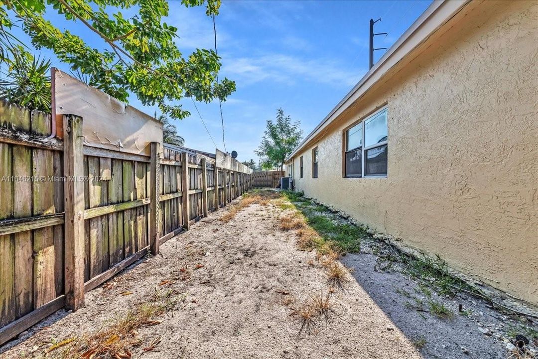 Recently Sold: $429,000 (4 beds, 2 baths, 1445 Square Feet)