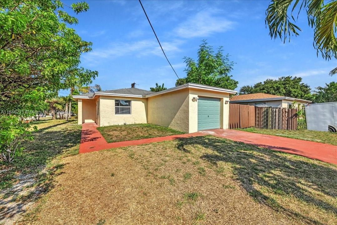 Recently Sold: $429,000 (4 beds, 2 baths, 1445 Square Feet)