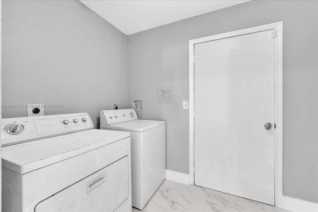 Recently Sold: $429,000 (4 beds, 2 baths, 1445 Square Feet)