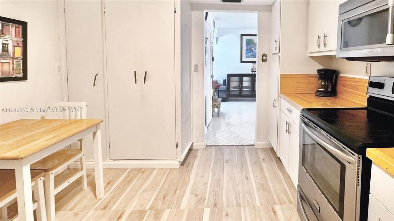 For Sale: $279,000 (2 beds, 2 baths, 1332 Square Feet)