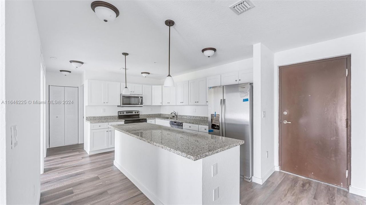 Active With Contract: $2,025 (2 beds, 2 baths, 1327 Square Feet)