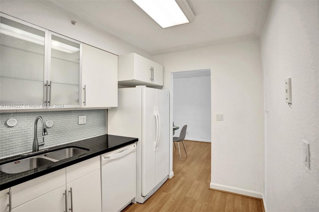 Active With Contract: $3,700 (1 beds, 1 baths, 745 Square Feet)