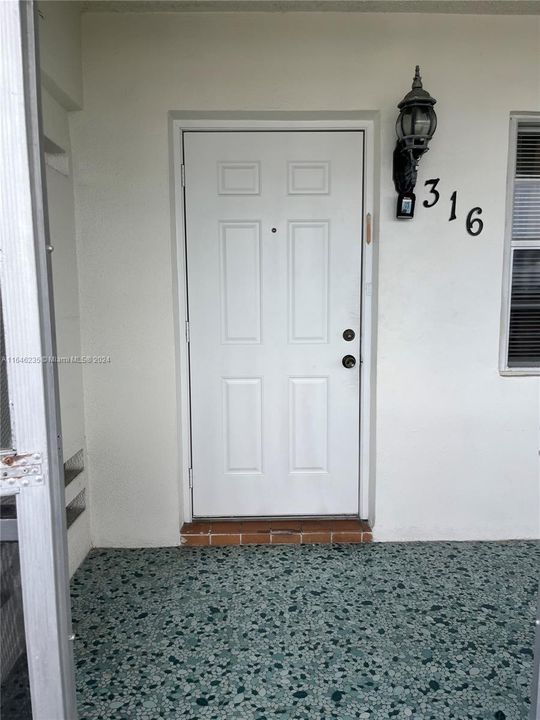 Active With Contract: $1,900 (2 beds, 1 baths, 800 Square Feet)