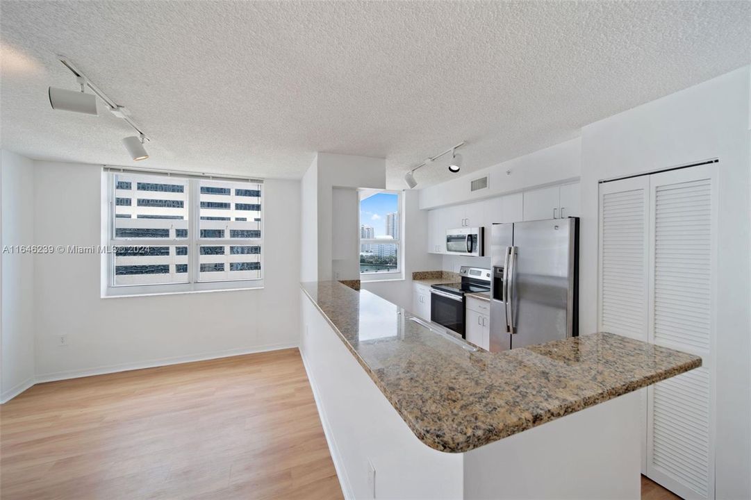 Active With Contract: $4,979 (3 beds, 2 baths, 1644 Square Feet)