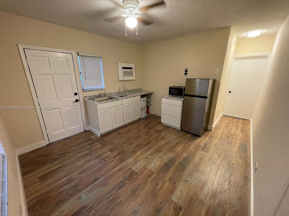 For Rent: $1,590 (1 beds, 1 baths, 3042 Square Feet)