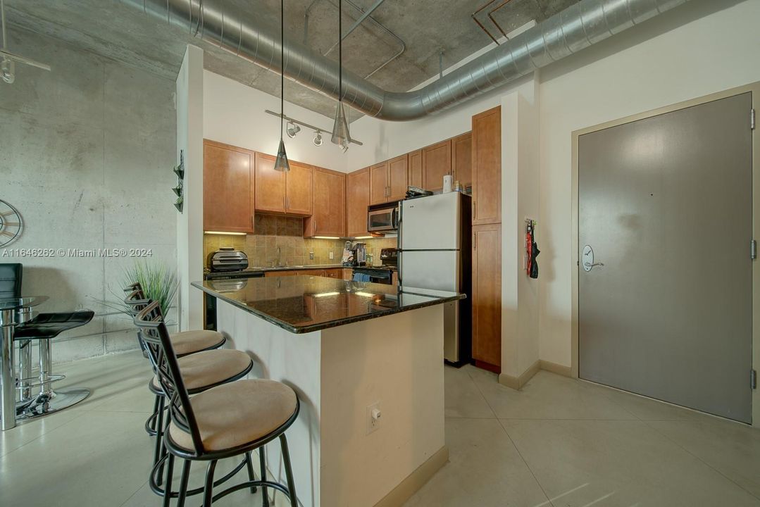 For Sale: $425,000 (1 beds, 1 baths, 715 Square Feet)