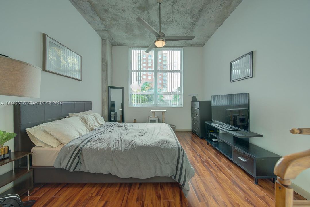 For Sale: $425,000 (1 beds, 1 baths, 715 Square Feet)