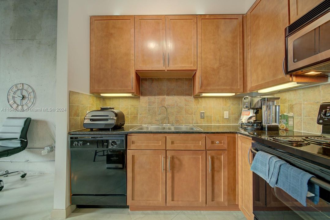 For Sale: $425,000 (1 beds, 1 baths, 715 Square Feet)