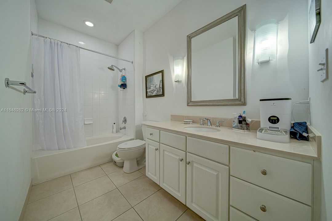 For Sale: $425,000 (1 beds, 1 baths, 715 Square Feet)