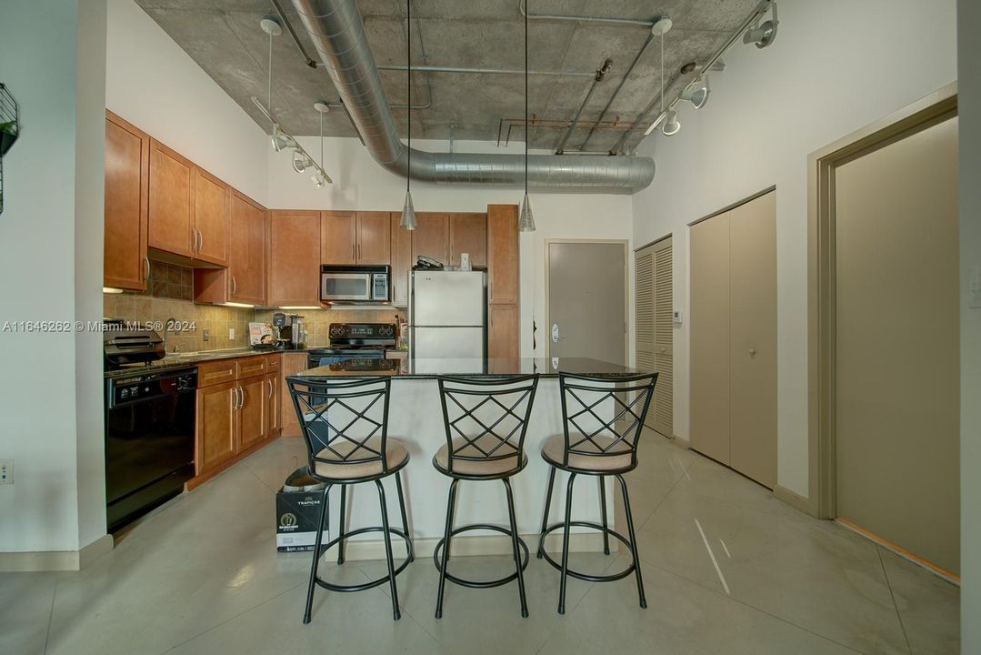 For Sale: $425,000 (1 beds, 1 baths, 715 Square Feet)