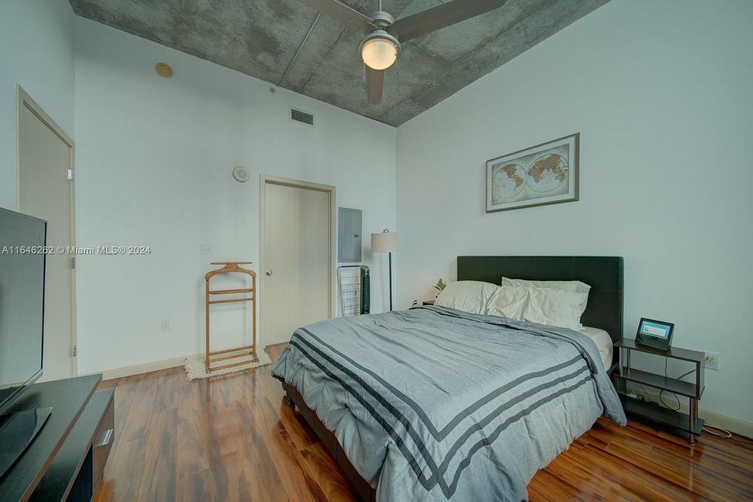 For Sale: $425,000 (1 beds, 1 baths, 715 Square Feet)