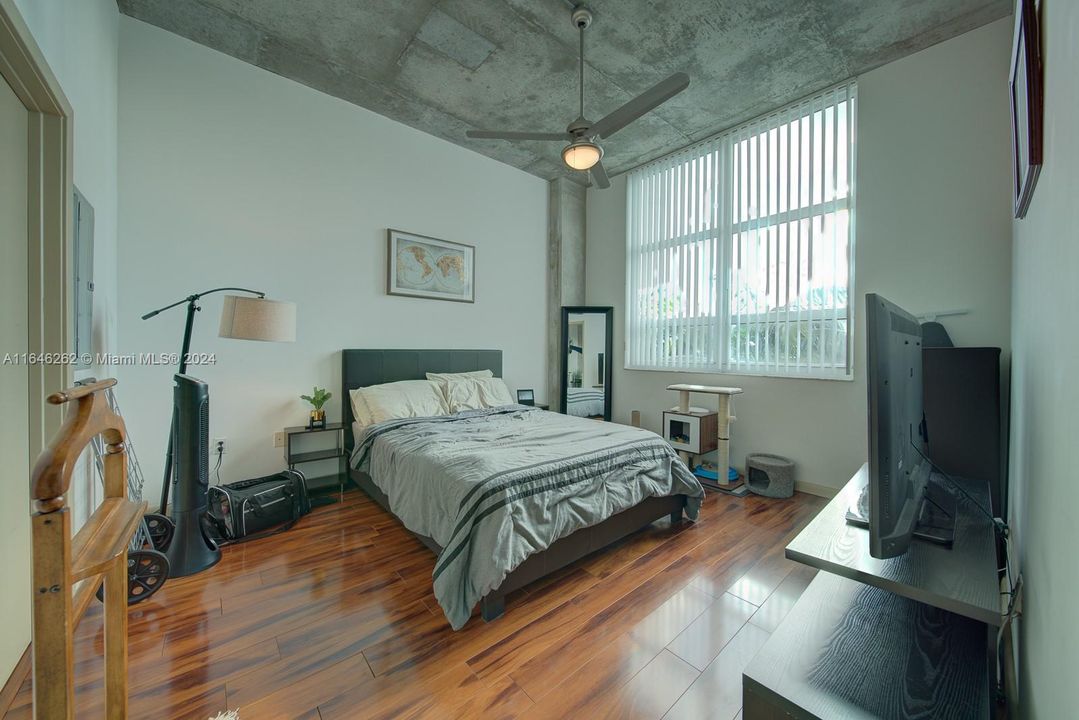 For Sale: $425,000 (1 beds, 1 baths, 715 Square Feet)