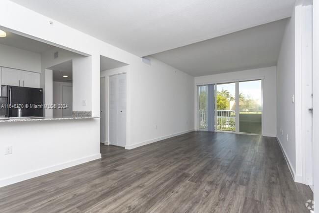 For Rent: $1,925 (2 beds, 2 baths, 906 Square Feet)