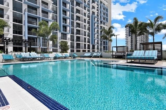 Active With Contract: $2,350 (1 beds, 1 baths, 661 Square Feet)