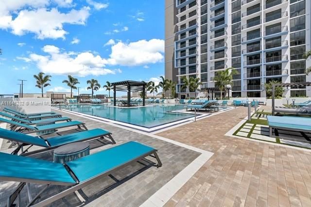 Active With Contract: $2,350 (1 beds, 1 baths, 661 Square Feet)