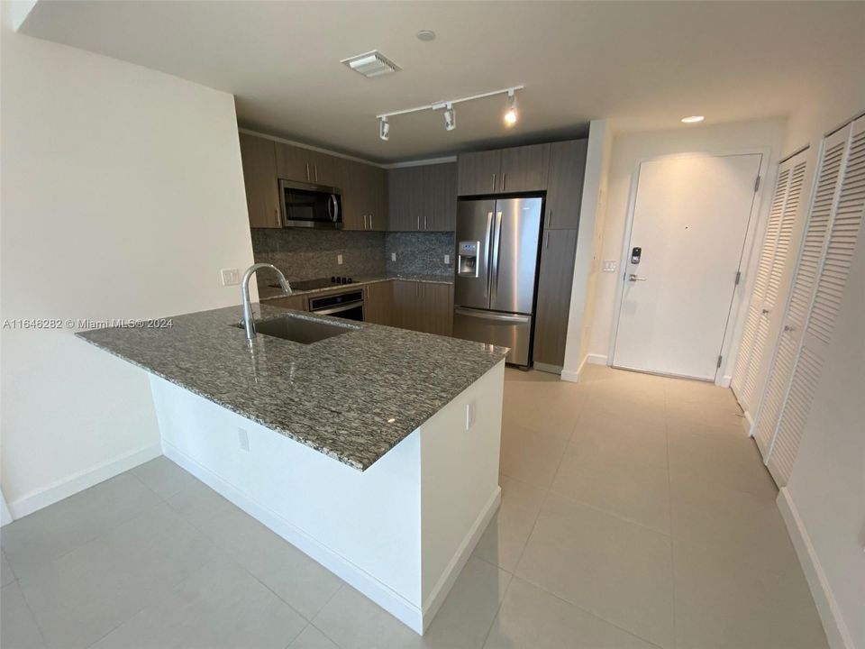 Active With Contract: $2,350 (1 beds, 1 baths, 661 Square Feet)