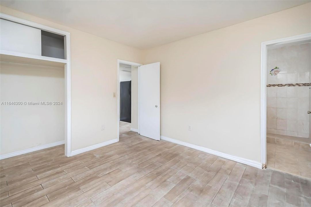 Active With Contract: $1,600 (1 beds, 1 baths, 1950 Square Feet)